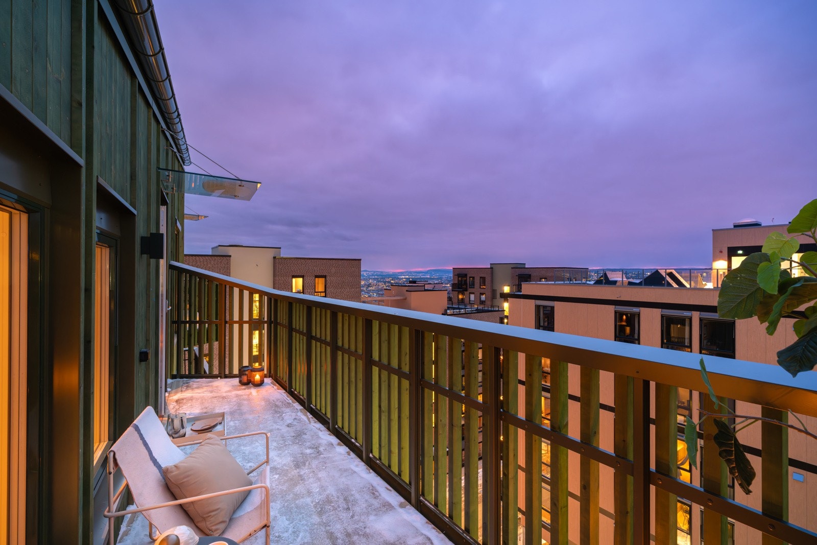 Stuen har utgang til en balkong på ca. 10 m² som vender mot nordvest. Galleribilde