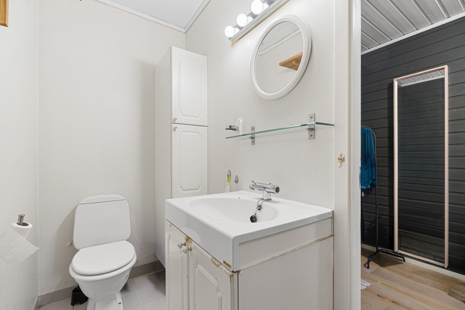 Innredningen av sokkeletasjen er ikke omsøkt og godkjent. Se mer informasjon under punkt for ferdigattest. Galleribilde