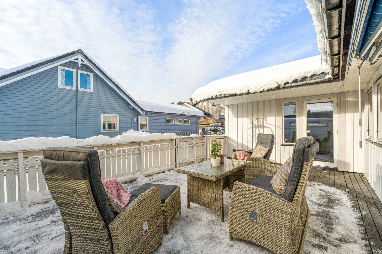 Terrassen er plassert over den integrerte garasjen og utgjør en romslig og privat uteplass. Galleribilde