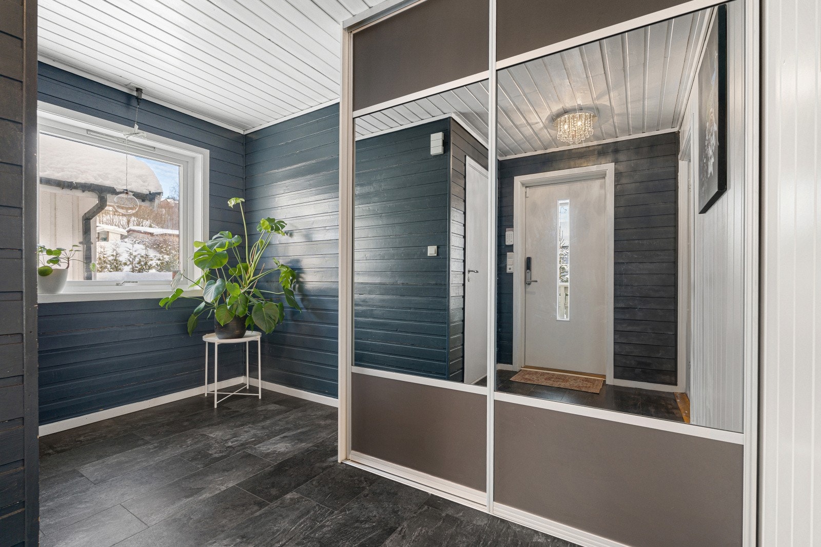 Det var opprinnelig etablert en trapp i gang som koblet 1. etasje med sokkeletasjen. Kontakt megler ved spørsmål rundt reetablering. Galleribilde