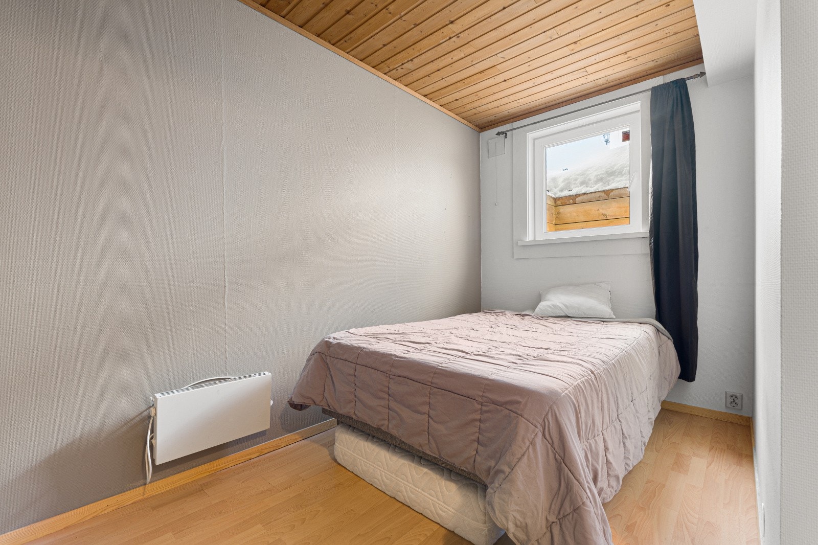 Innredningen av sokkeletasjen er ikke omsøkt og godkjent. Se mer informasjon under punkt for ferdigattest. Galleribilde