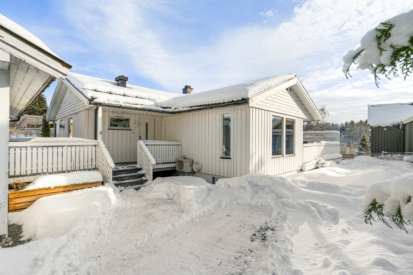 Egen inngang til hovedetasjen, med en nyere, malt ytterdør fra 2021. Galleribilde