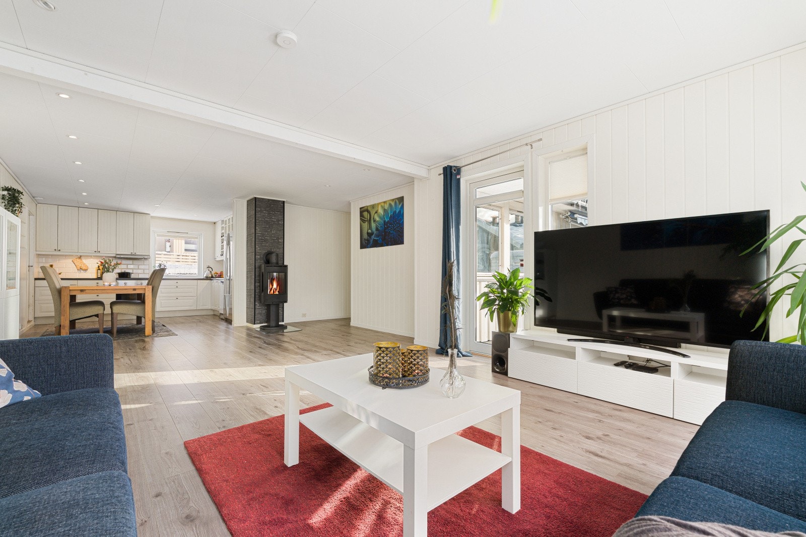 Stuen har direkte utgang til en stor terrasse via en balkongdør fra 2018. Galleribilde