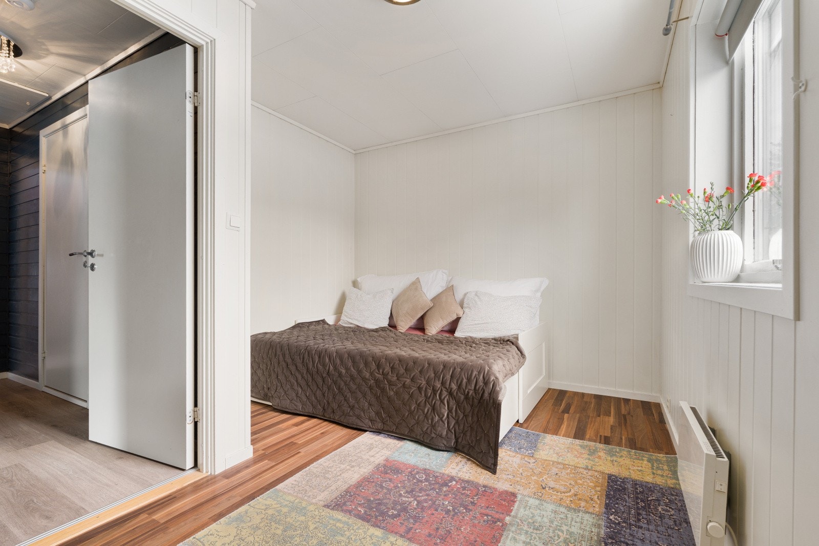 Lyst og anvendelig rom som kan innredes etter behov, for eksempel som gjesterom eller lekerom. Galleribilde