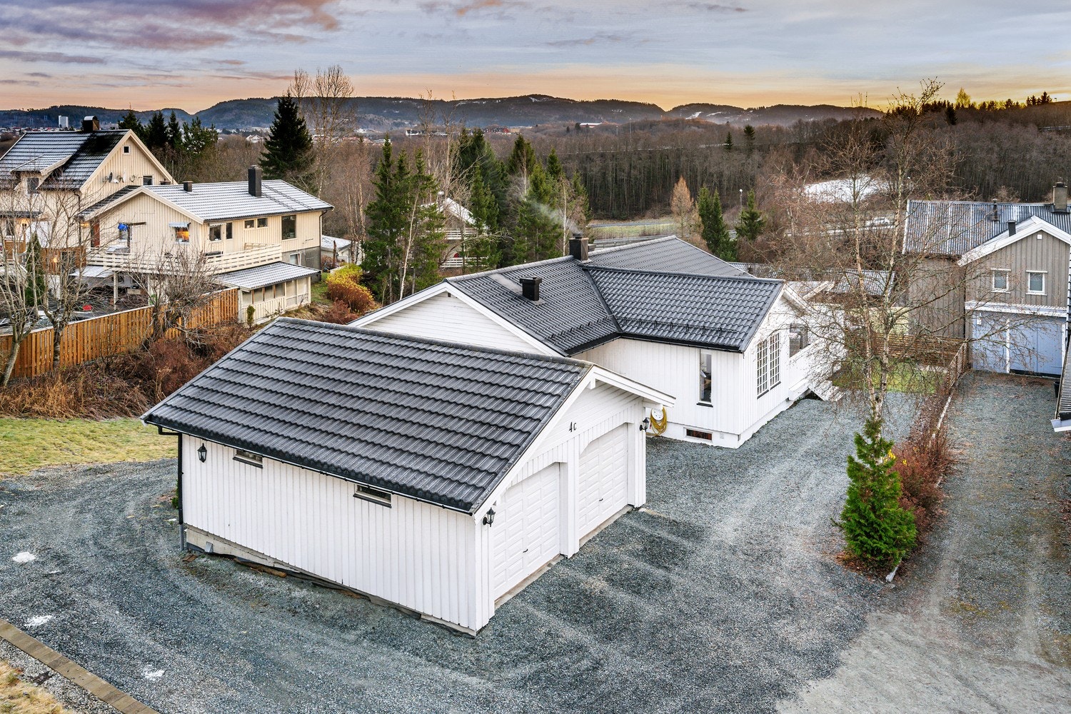 Eiendommen har en fasade med stående bordkledning og saltak tekket med metallplater fra 2001. Galleribilde