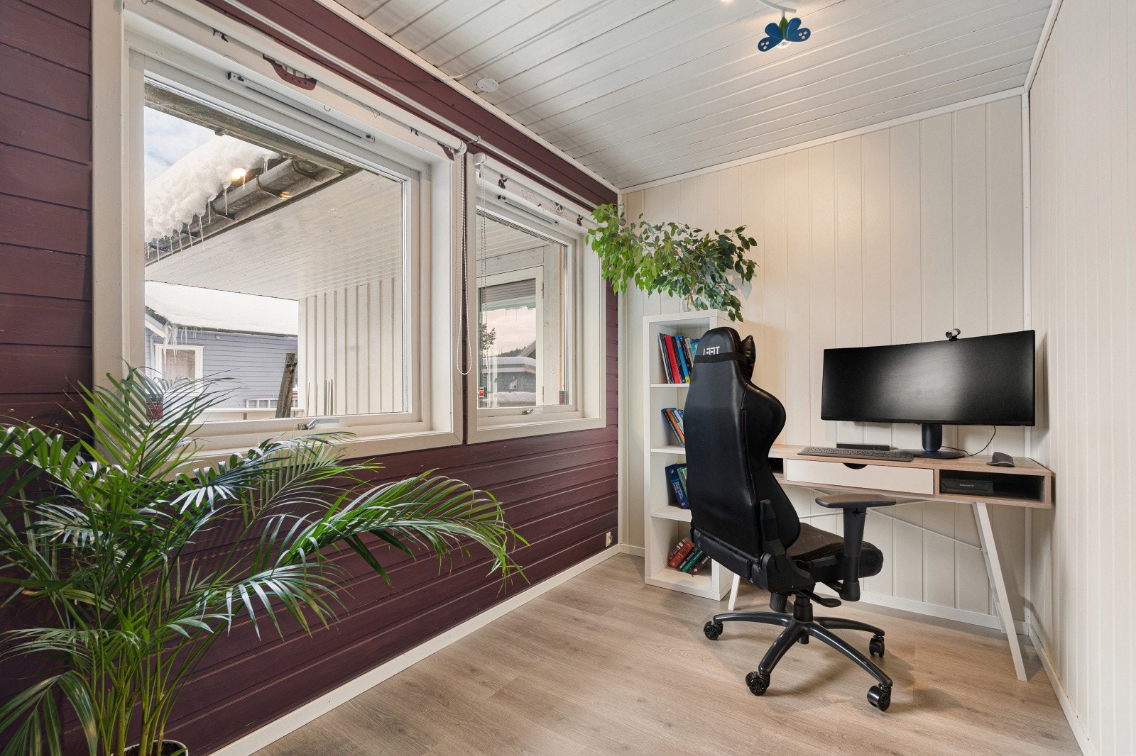 Et eget rom for hjemmekontor gir en rolig og dedikert arbeidsplass. Galleribilde