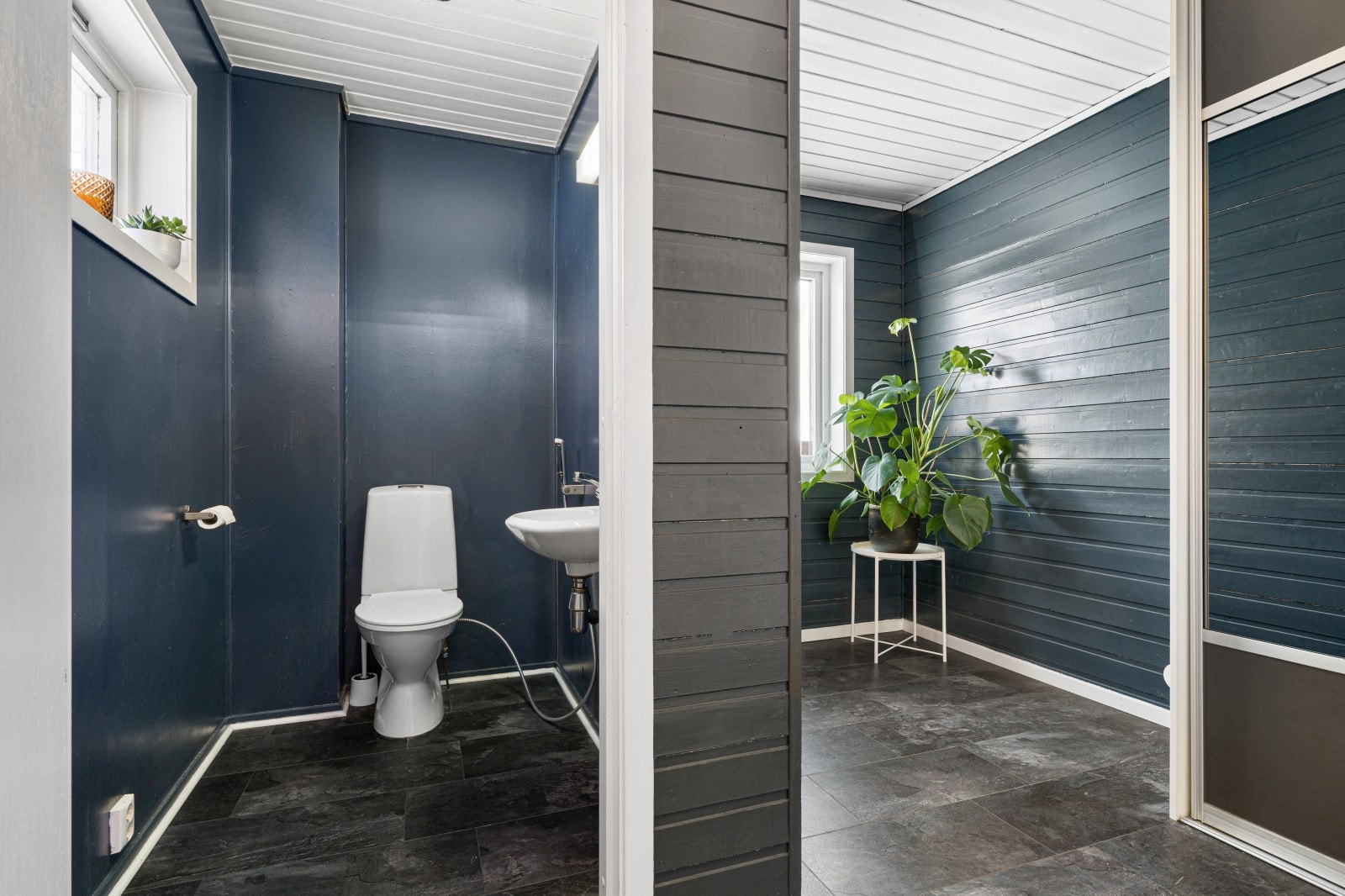 Separat toalettrom i 1. etasje, oppgradert i 2021 med laminat på gulv og malte plater. Galleribilde