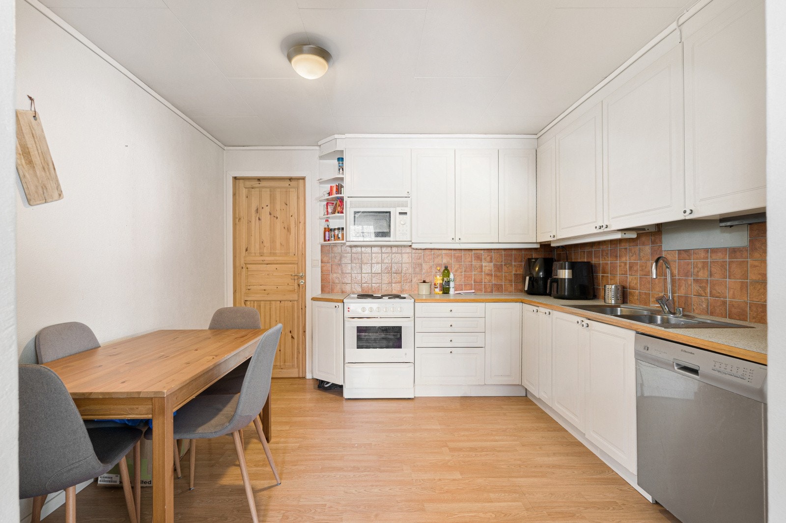 Innredningen av sokkeletasjen er ikke omsøkt og godkjent. Se mer informasjon under punkt for ferdigattest. Galleribilde