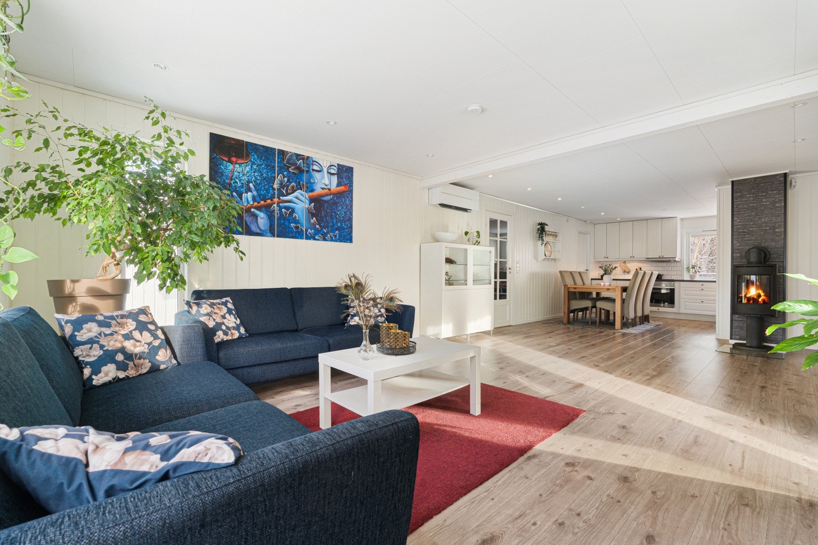 Åpen løsning mellom stue og kjøkken skaper et sosialt og luftig allrom i hovedetasjen. Galleribilde