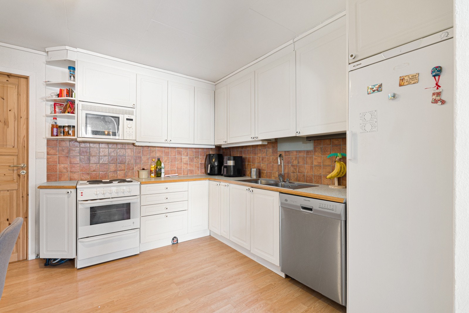 Innredningen av sokkeletasjen er ikke omsøkt og godkjent. Se mer informasjon under punkt for ferdigattest. Galleribilde