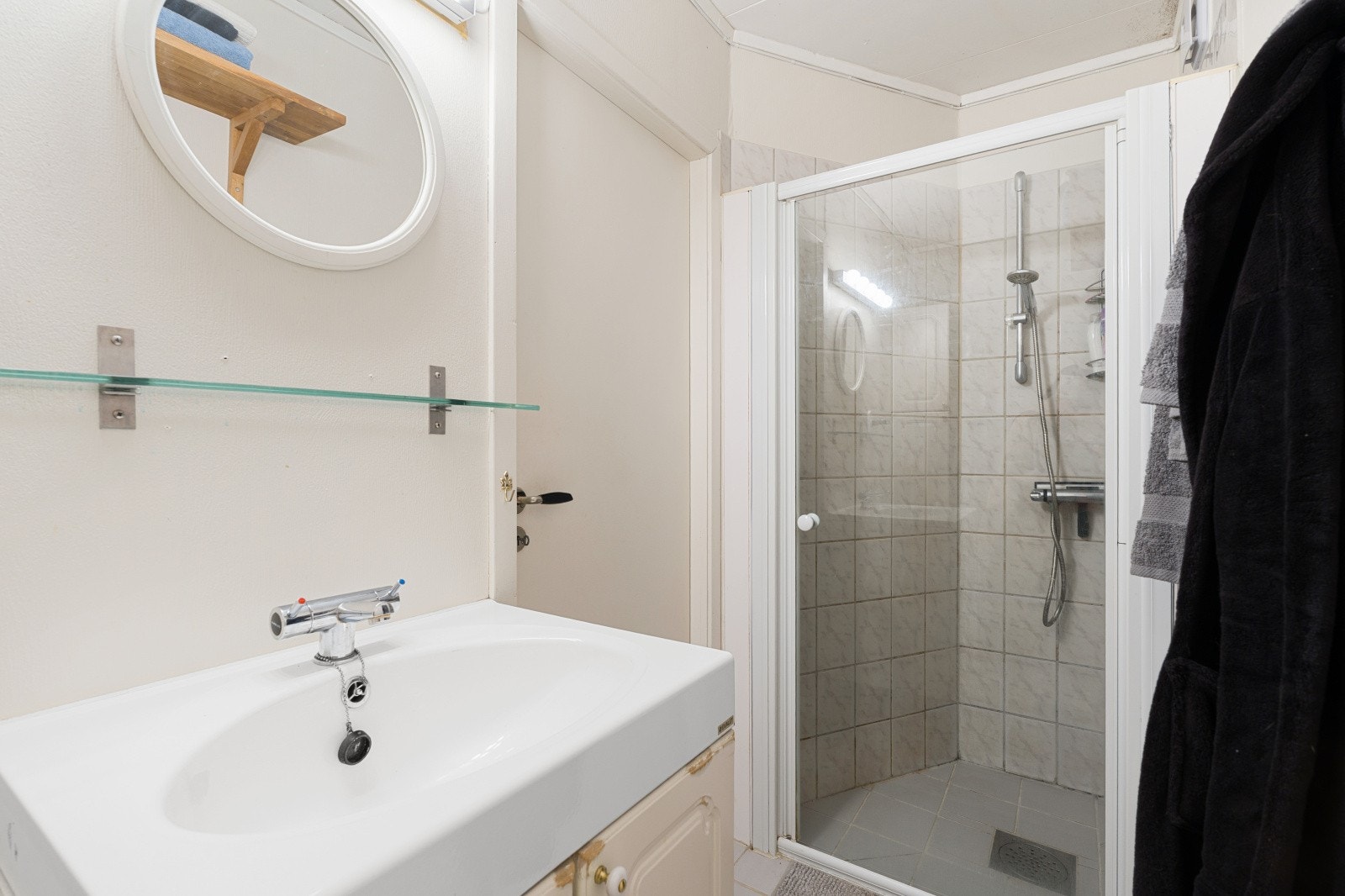 Innredningen av sokkeletasjen er ikke omsøkt og godkjent. Se mer informasjon under punkt for ferdigattest. Galleribilde