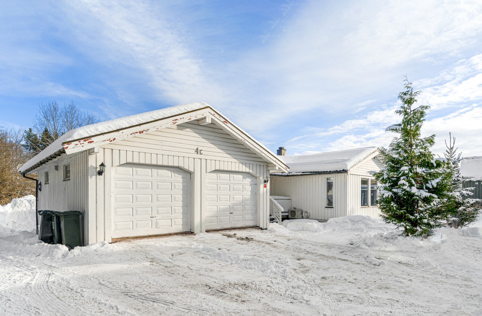 I tillegg til integrert garasje, har eiendommen en frittstående dobbelgarasje. Eiendommen har totalt 3 garasjer med et samlet areal på ca. 155 kvm. Galleribilde