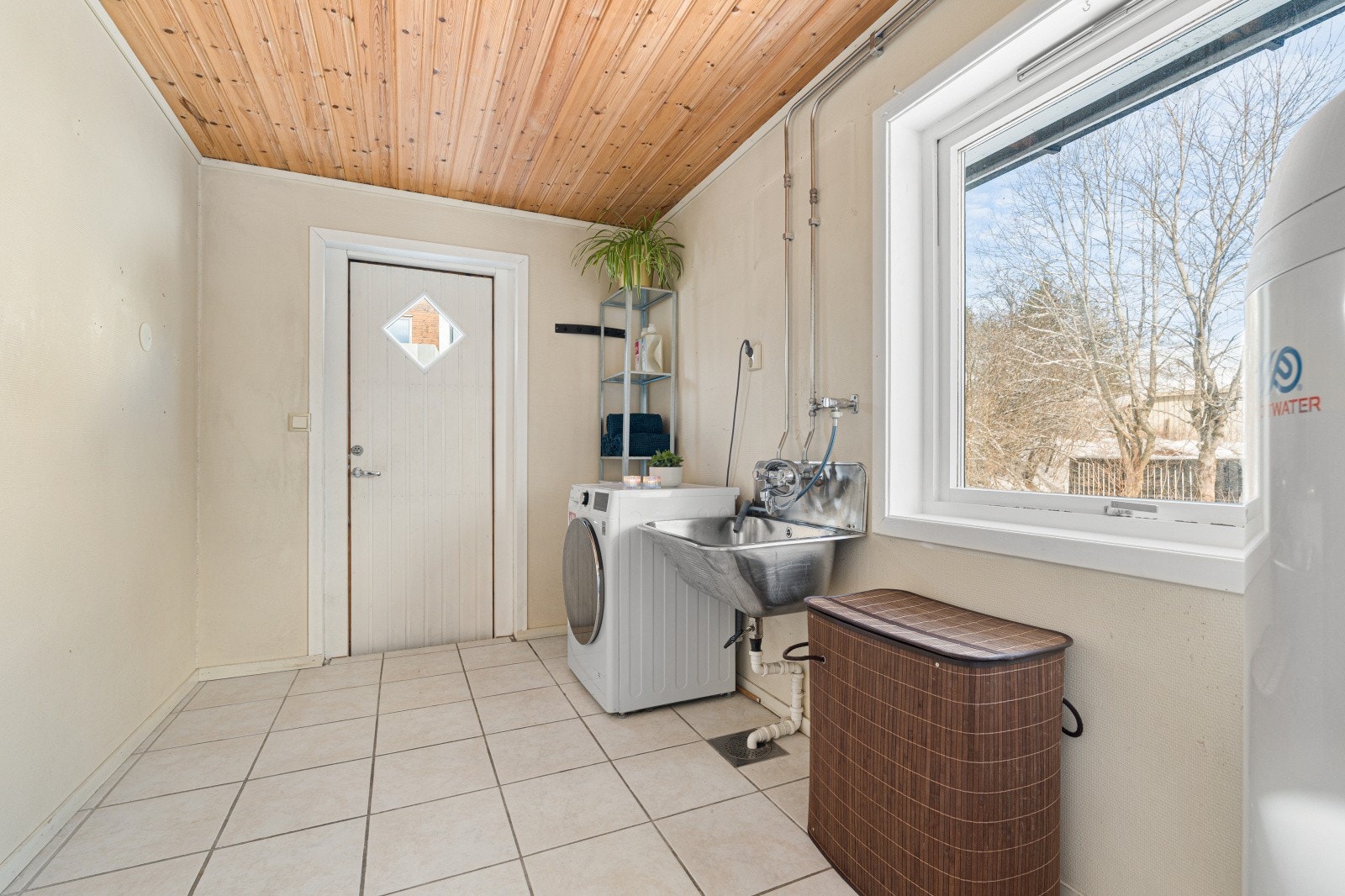 Vaskerommet i 1. etasje har flislagt gulv med elektrisk gulvvarme og egen utgang. Galleribilde