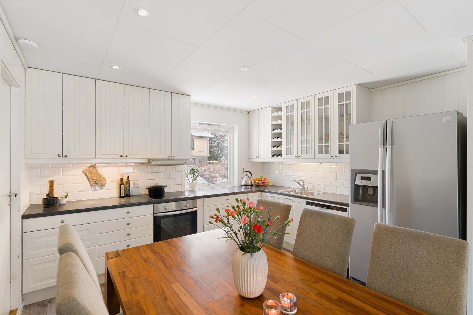 Det er god plass til en romslig spisegruppe i direkte tilknytning til kjøkkenet. Galleribilde