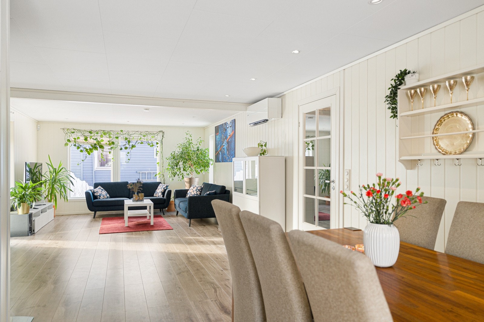 Fra spisestuen er det en åpen og naturlig overgang til stuedelen. Galleribilde