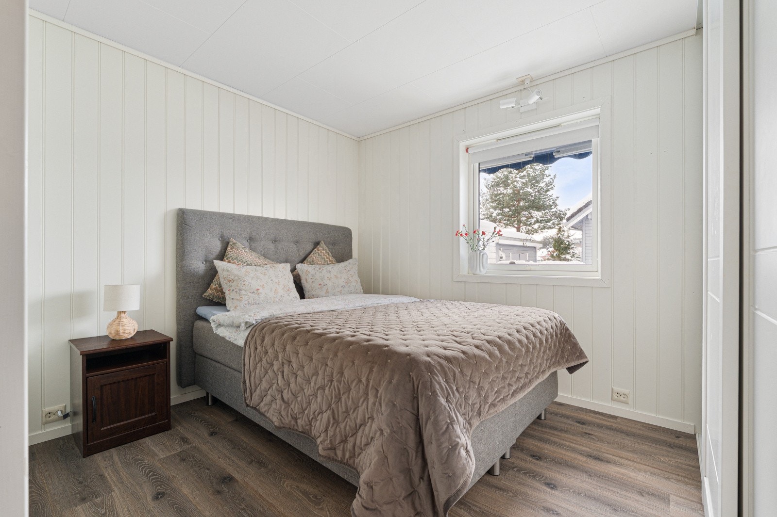 Hovedetasjen har fire soverom. Dette rommet har god plass til dobbeltseng. Galleribilde