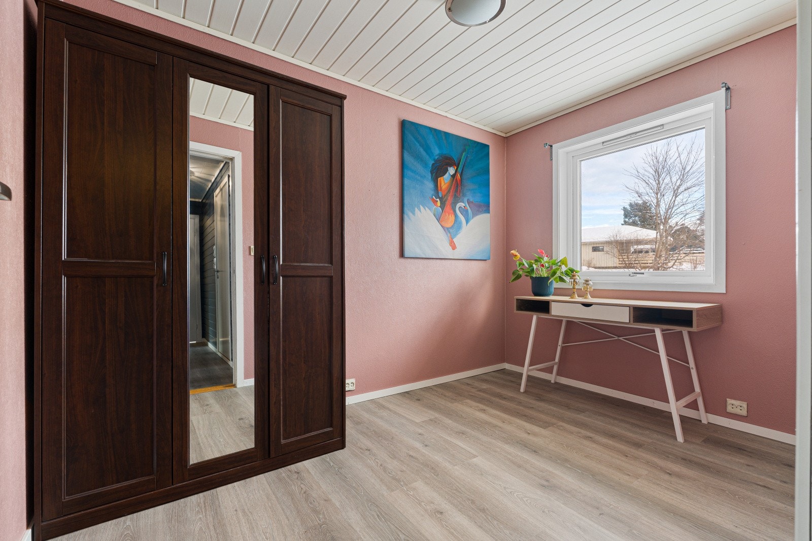 Et av de fire soverommene i hovedetasjen, med god plass til garderobe og seng. Galleribilde