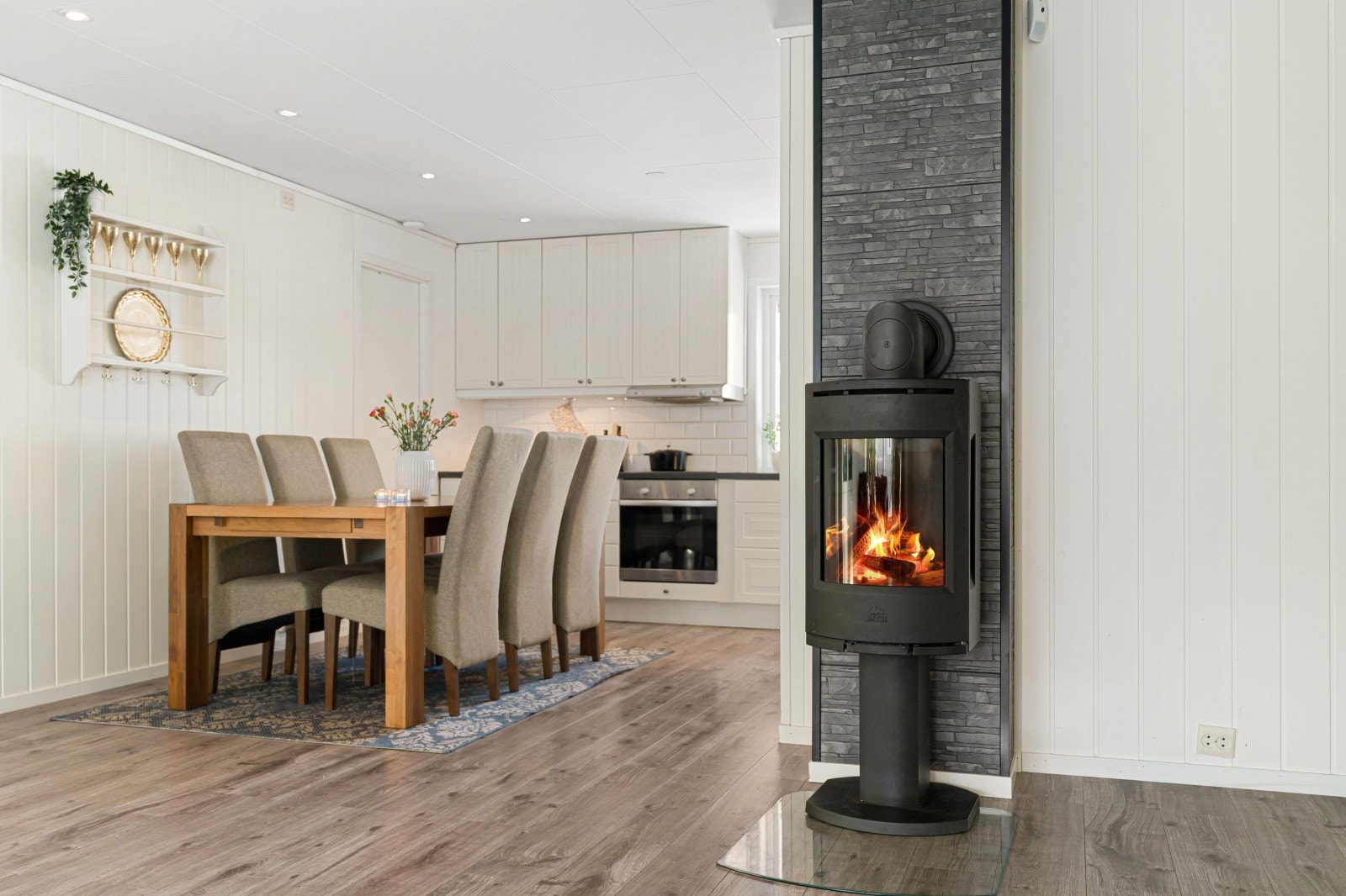 Spisestuen er et hyggelig samlingspunkt for familie og venner. Galleribilde