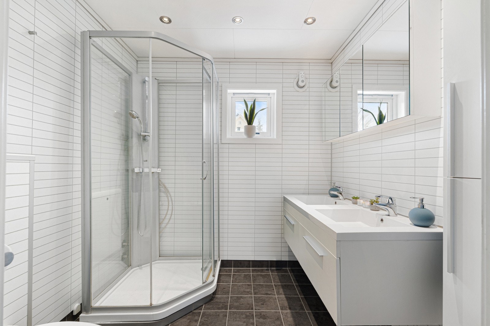 Badet i 1. etasje ble oppgradert i 2011 og har elektriske varmekabler i det flislagte gulvet. Galleribilde