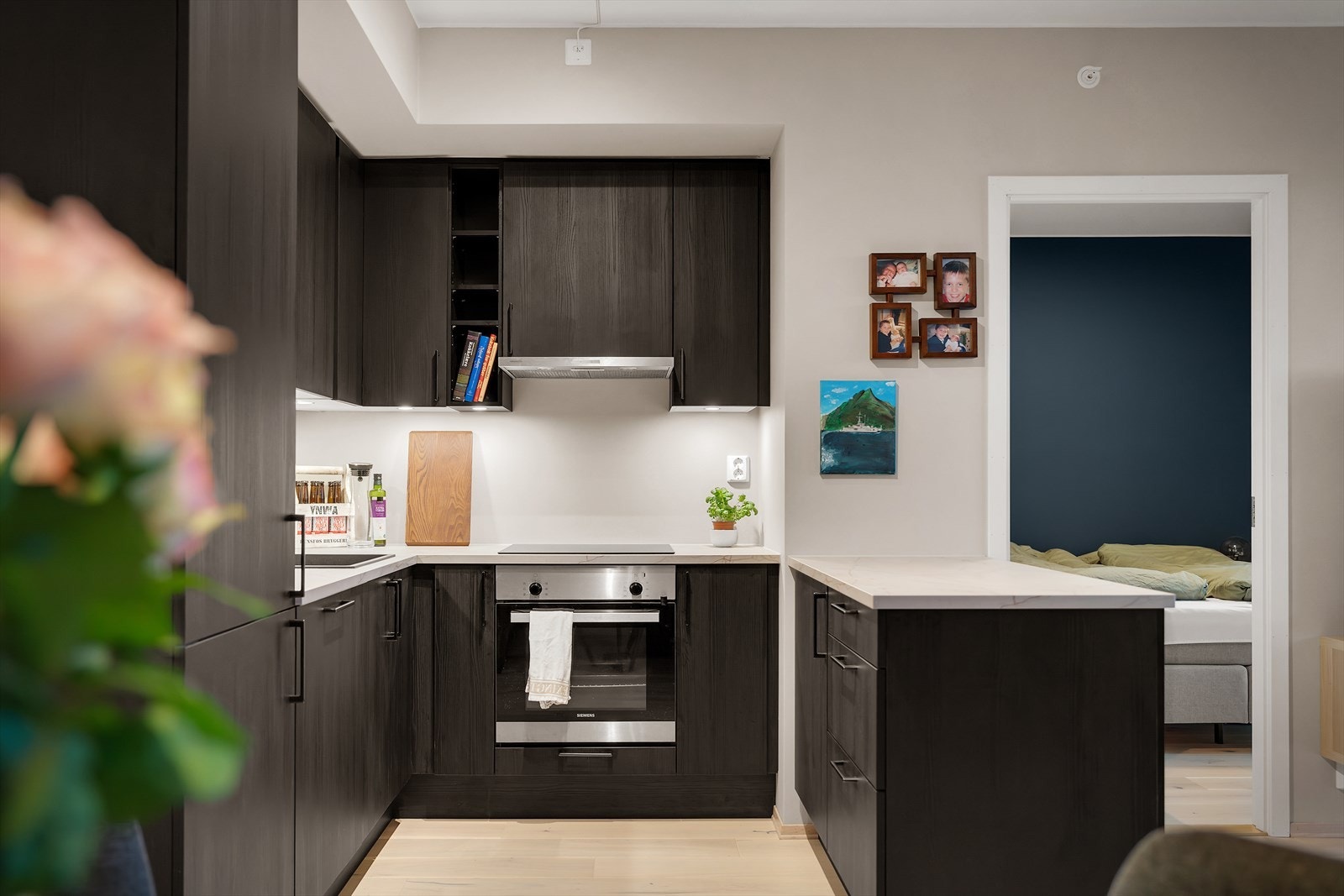 Kjøkkenet byr på rikelig med oppbevaringsplass og god belysning, noe som gir en praktisk og effektiv arbeidssone. Galleribilde