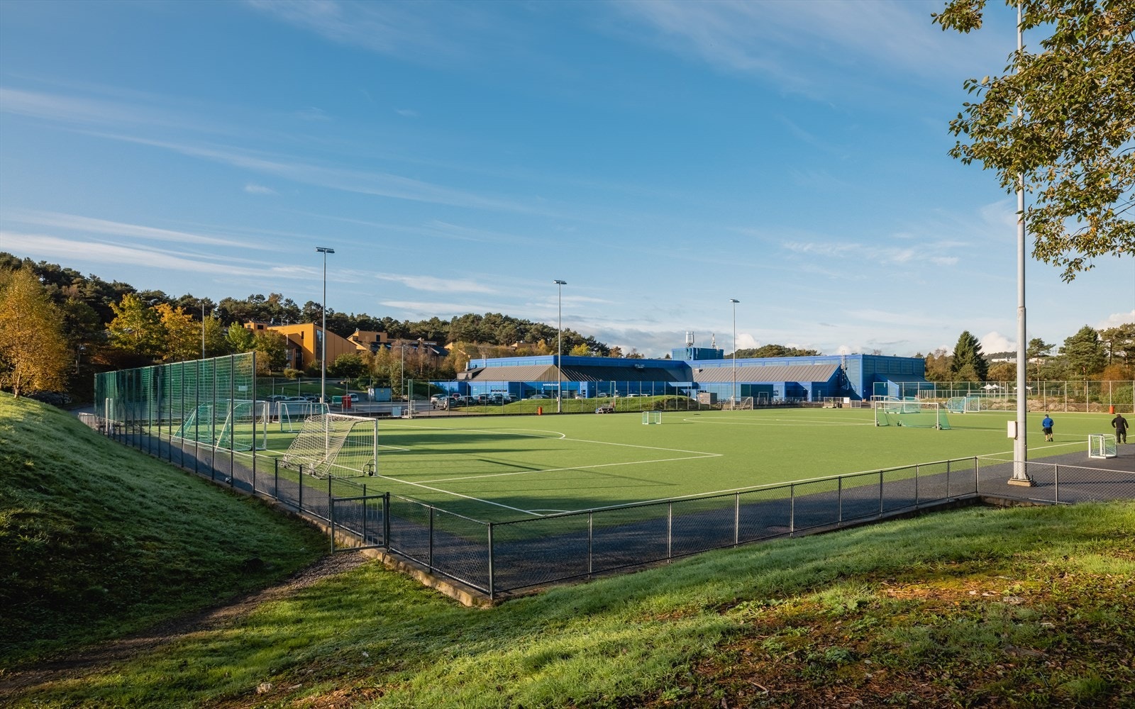 I nærområdet er det også flere idrettsanlegg, blant annet Sandslibanen med tilhørende kunstgressbane og sandvolleyballbane. Galleribilde
