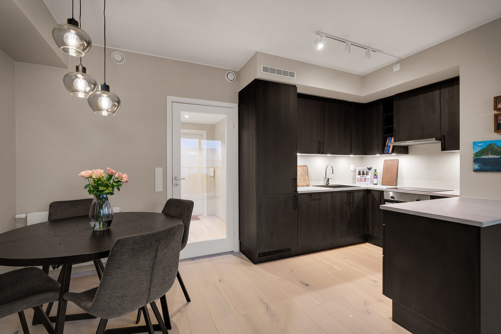 Stilren og innflytningsklar leilighet fra 2022 med egen balkong og umiddelbar nærhet til arbeidsplasser, handel og kollektivtransport. Galleribilde