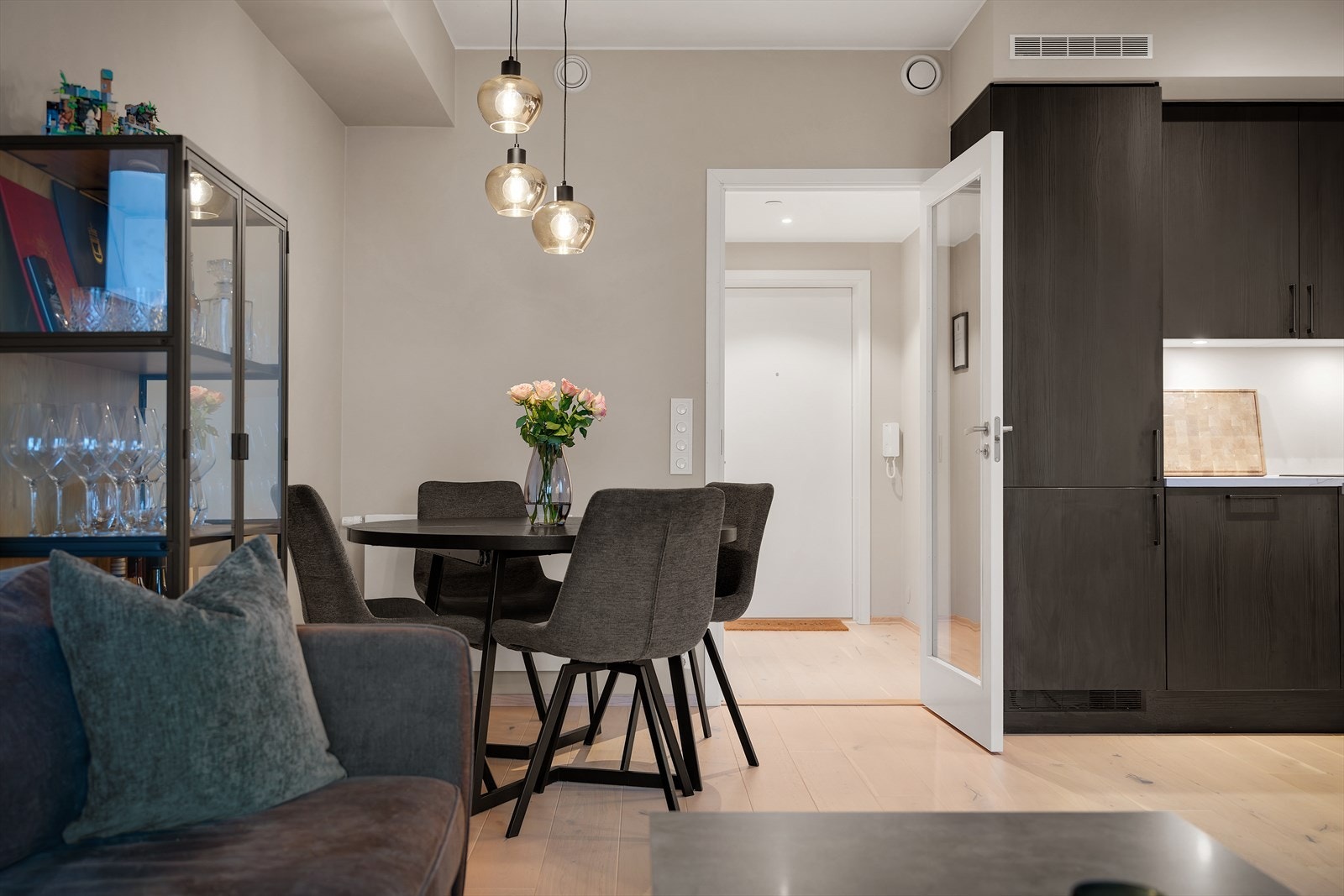 Spisekroken har direkte tilknytning til kjøkkenet, noe som gir en naturlig og sosial løsning for både hverdagsmåltider og hyggelige sammenkomster. Galleribilde