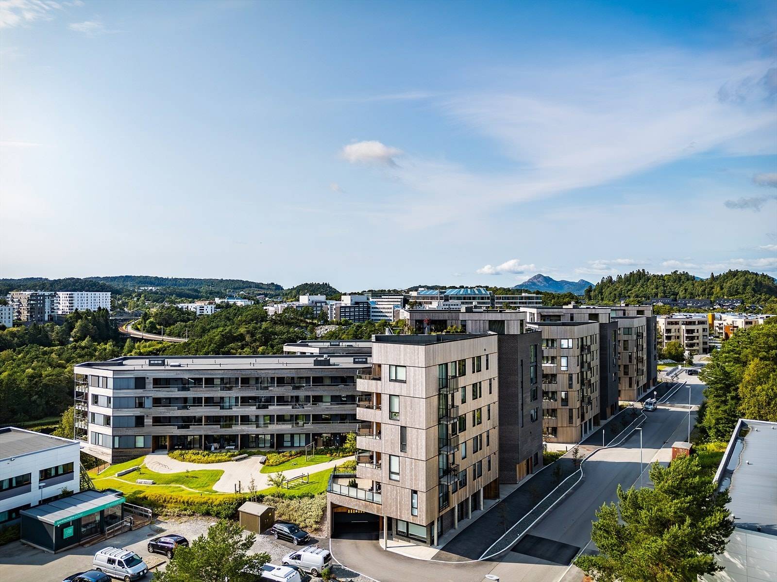 Byggene er oppført i 2022 og holder en moderne standard med stilrene fasader og gjennomførte løsninger. Galleribilde