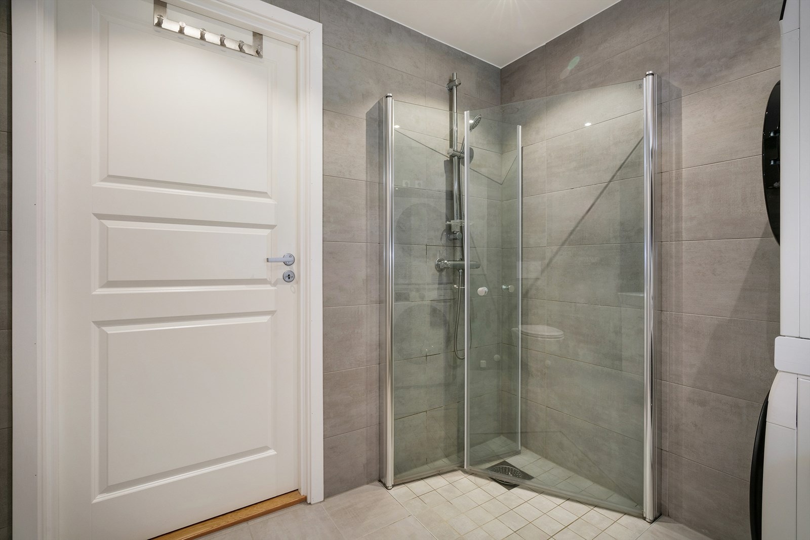 Romslig dusjhørne med glassdører. Galleribilde