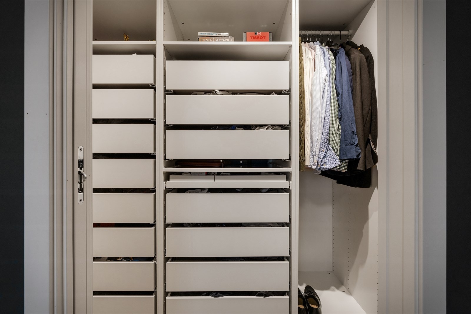 Her får man gode oppbevaringsmuligheter og en praktisk garderobeløsning i hverdagen. Galleribilde