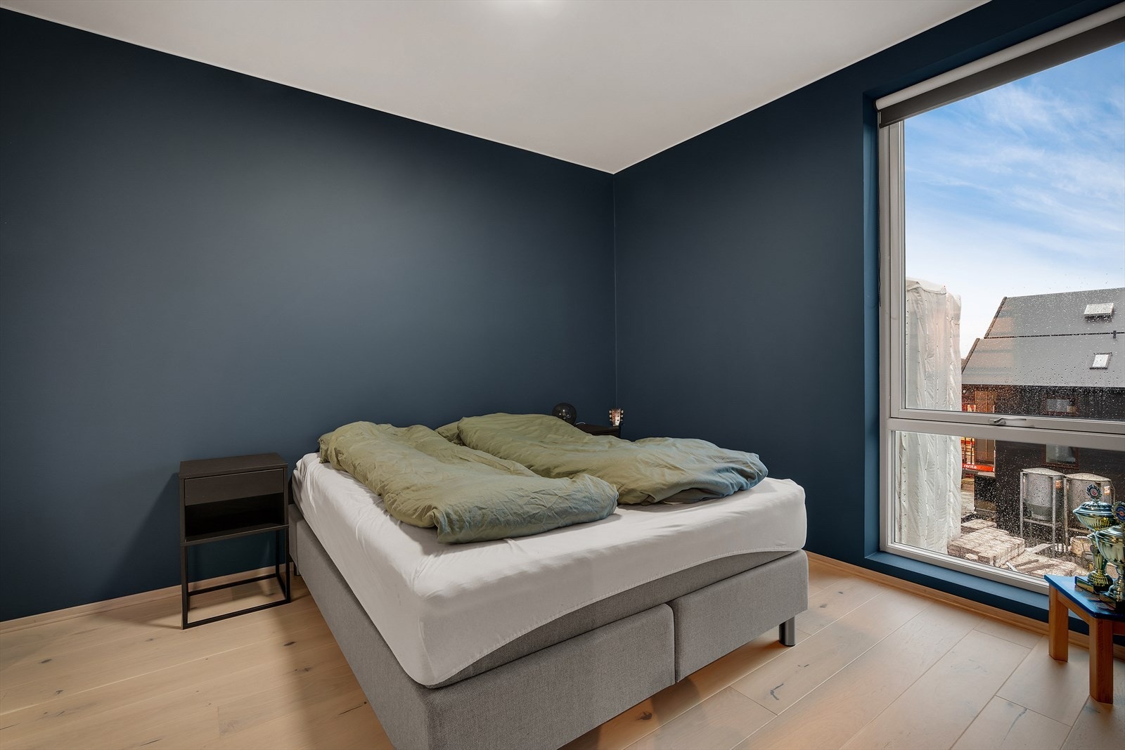 Soverommet måler ca. 10 m² og har god plass til dobbeltseng. Galleribilde