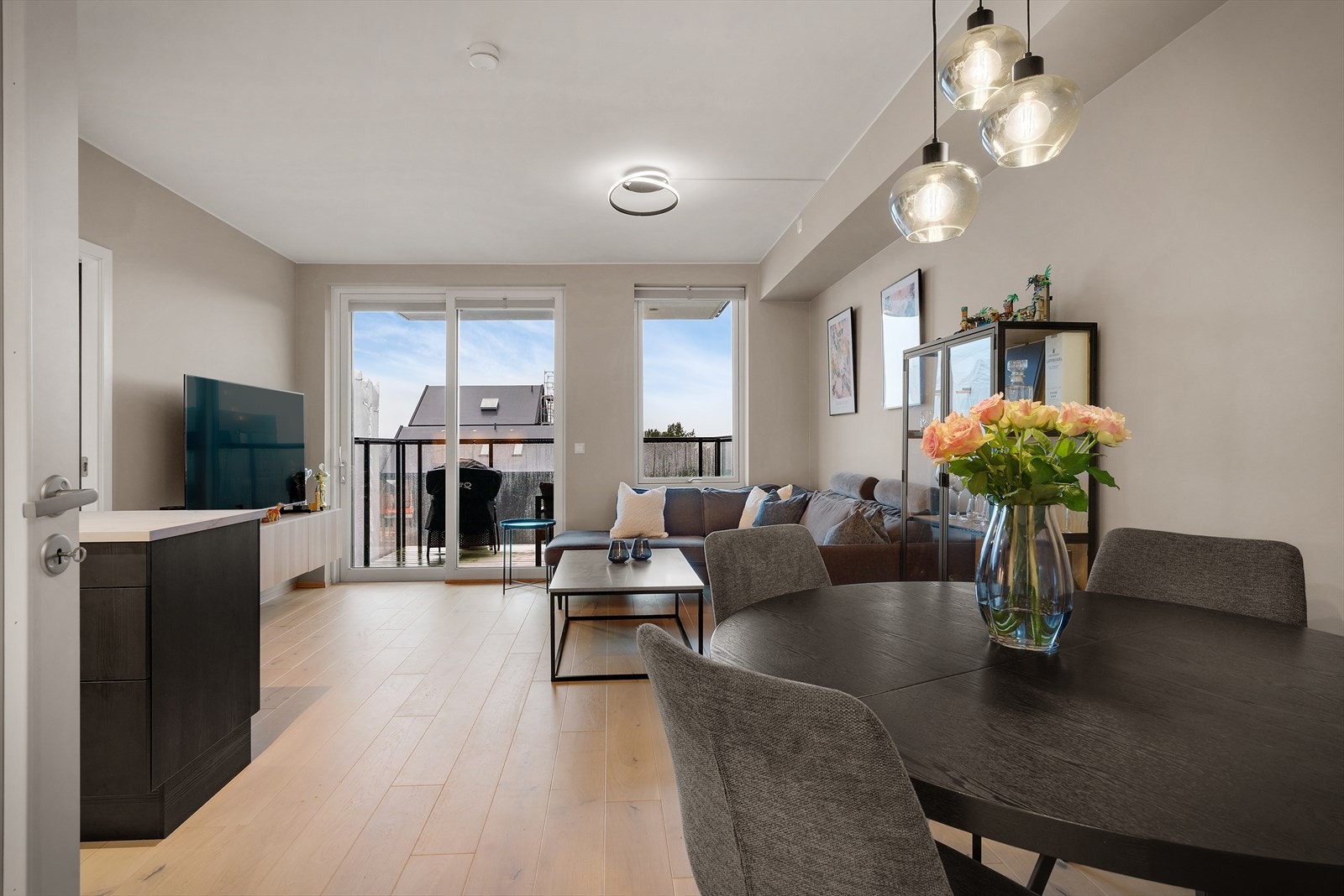 Gjennomgående parkettgulv gir et helhetlig og moderne uttrykk, med flislagt bad. Vannbåren varme via felles varmeanlegg sørger for behagelig og energieffektiv oppvarming. Galleribilde