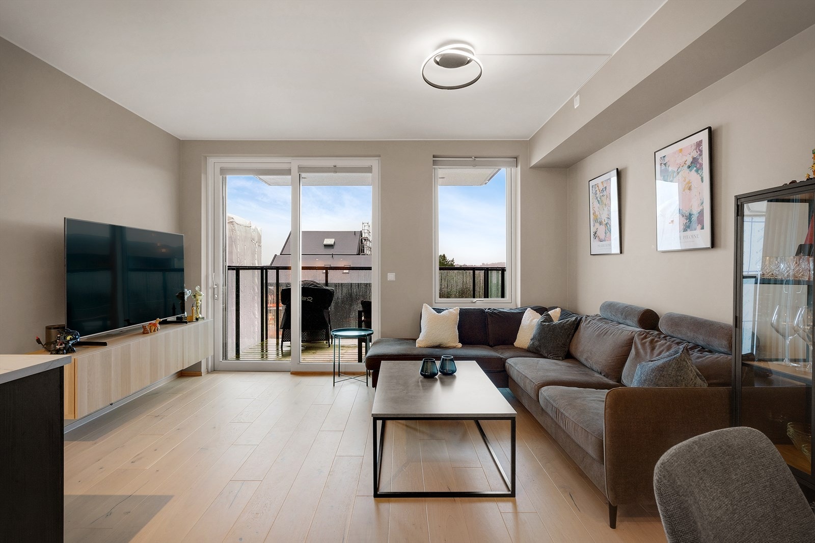 Store vindusflater slipper inn rikelig med dagslys og skaper en luftig romfølelse. Fra stuen er det direkte adkomst til balkongen. Galleribilde