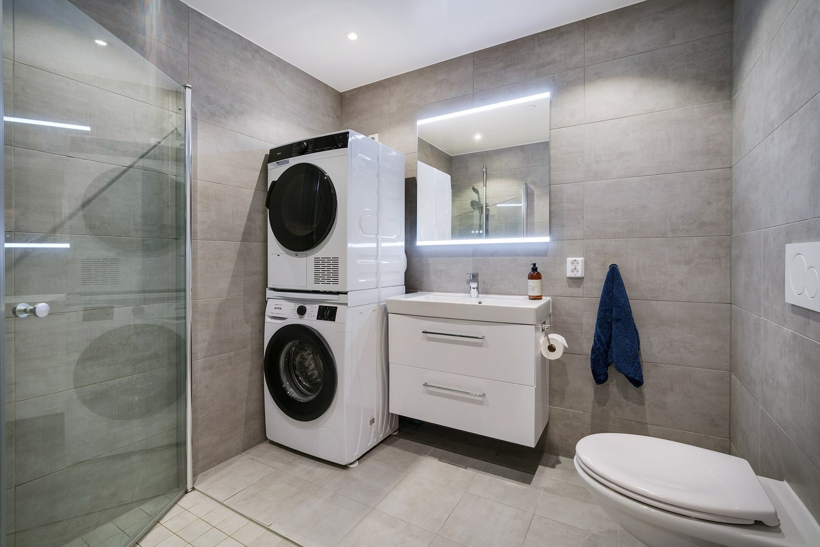 Leiligheten har et delikat, flislagt bad i tidsriktige farger med varmekabler i gulv. Galleribilde