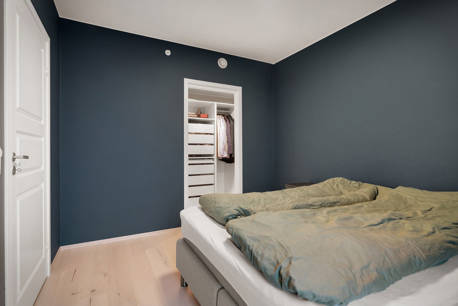 I tilknytning til soverommet finner man en egen walk-in-løsning. Galleribilde