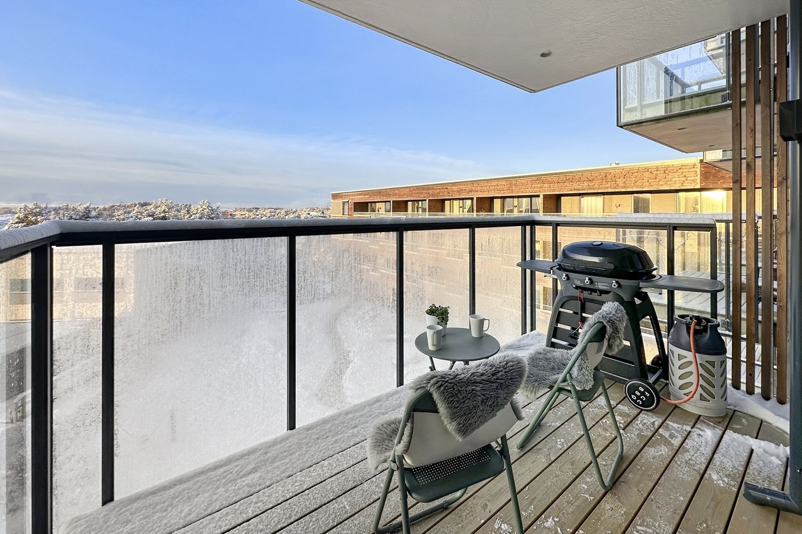 Den romslige balkongen har god plass til møblering og grill, og den overbygde løsningen gjør at uteplassen kan nytes også på dager med lettere nedbør. Galleribilde