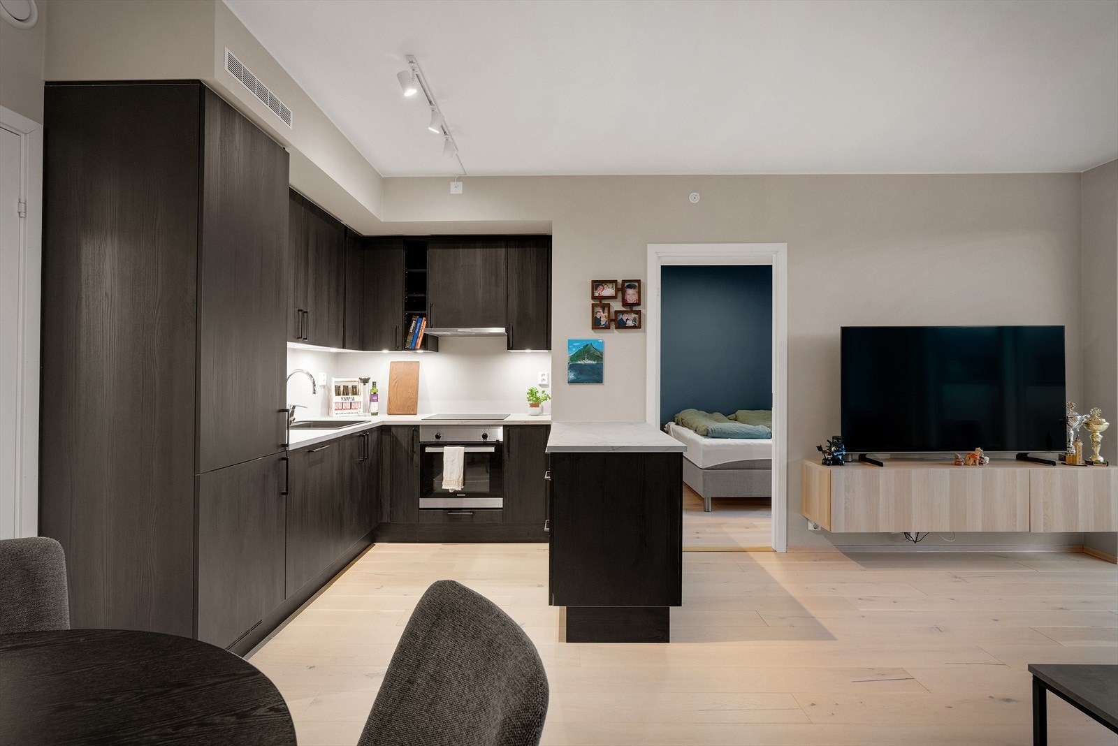 Fra den åpne stue- og kjøkkenløsningen er det adkomst til soverommet. Galleribilde