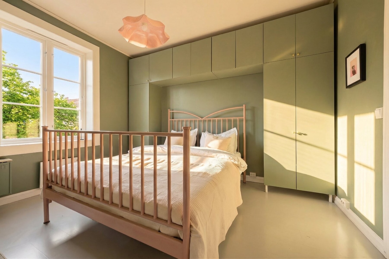 Her har du masse plass til garderobeløsning etter eget ønske, samt dobbeltseng. Galleribilde