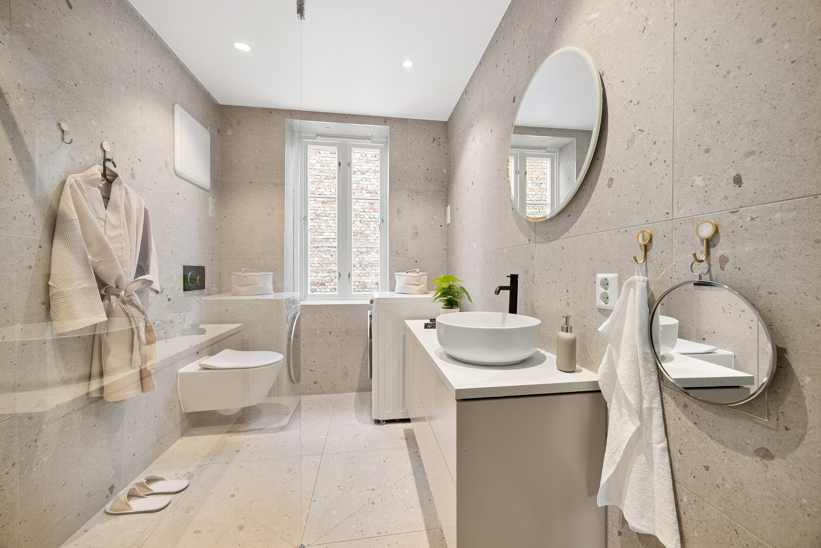 Badet ble oppusset av fagfolk i 2021 og er innredet i delikate, tidløse farger med varmekabler i gulv. Galleribilde