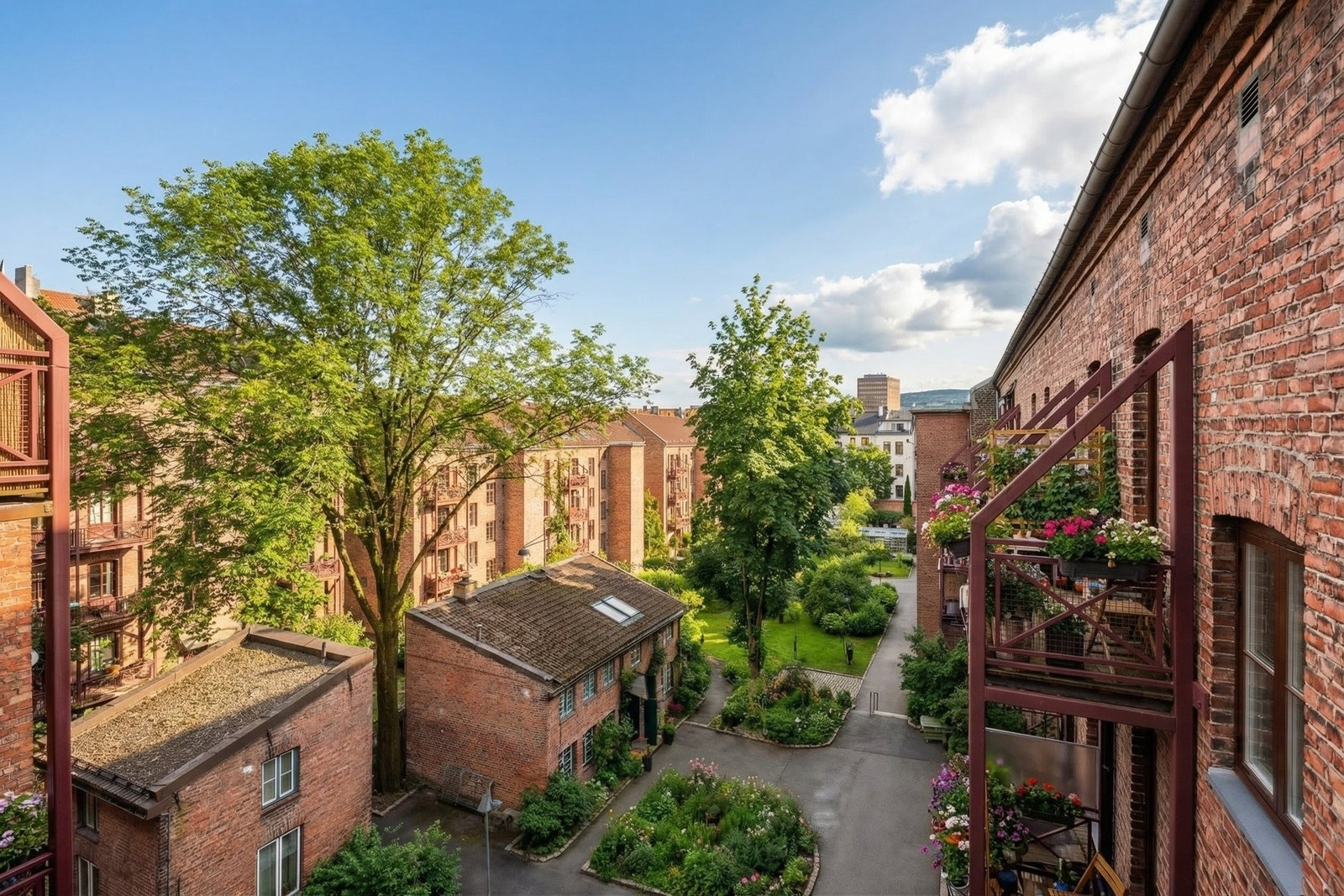 Fra balkongen har du vakker utsikt mot den frodige bakgården. Galleribilde