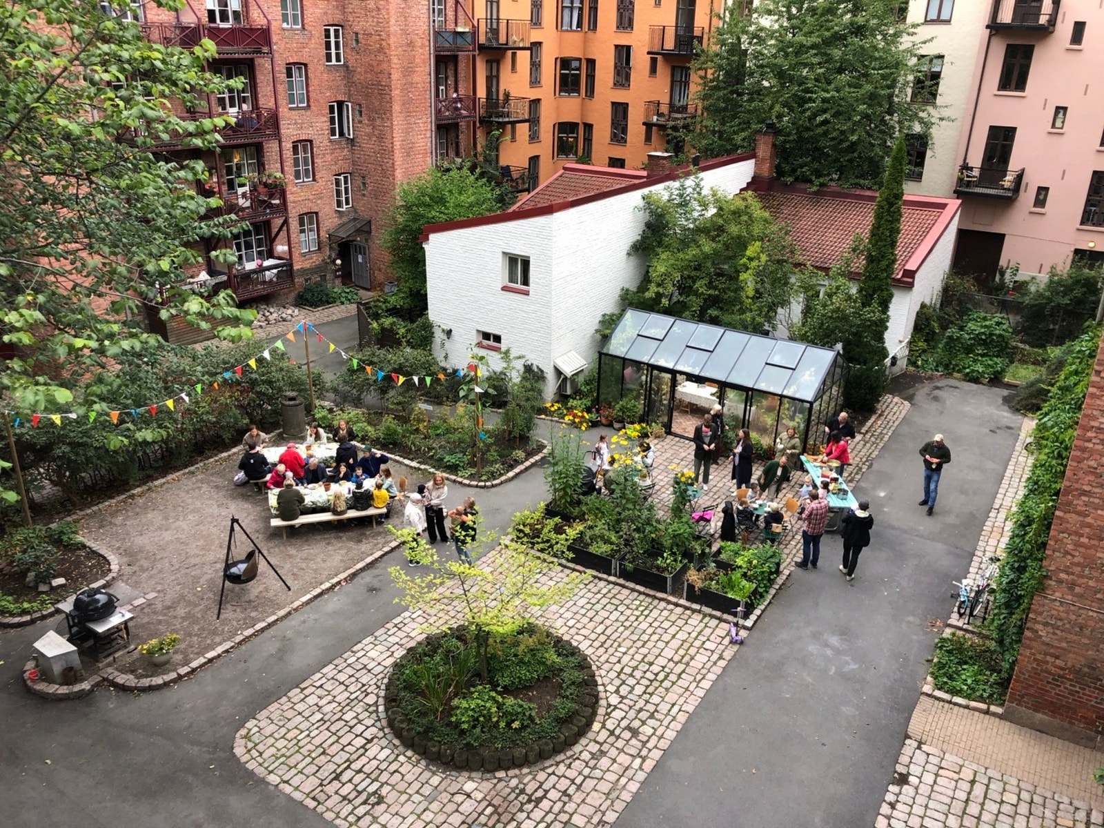 Selgers private bilder, fra felles arrangement i bakgården. Galleribilde