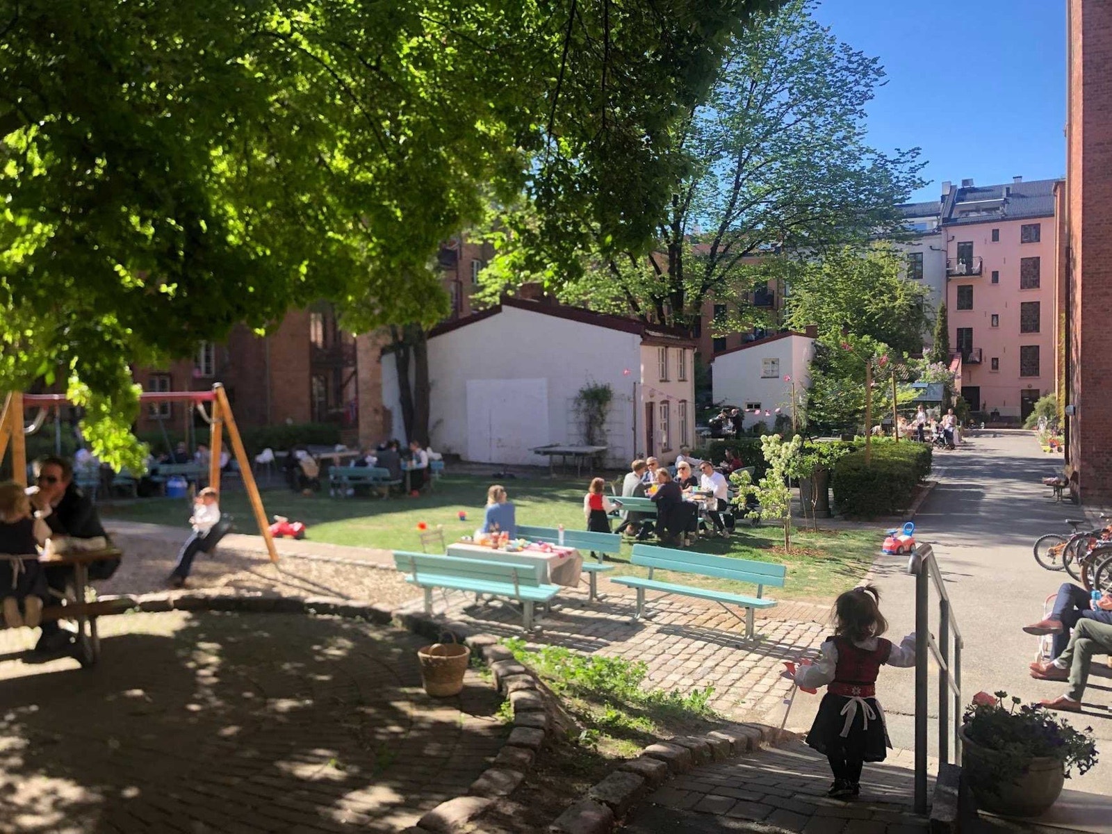 Selgers private bilder, fra felles 17. mai-feiring i bakgården. Galleribilde