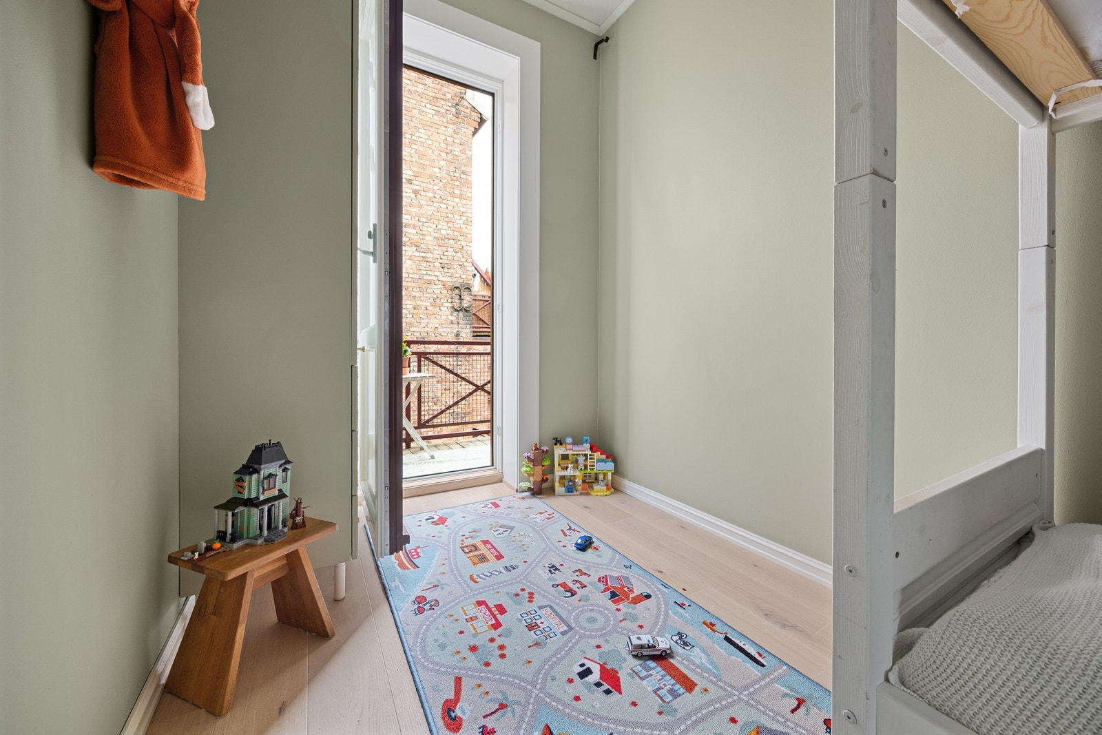 Soverom 2 vender mot indre bakgård og ligger skjermet til. Galleribilde