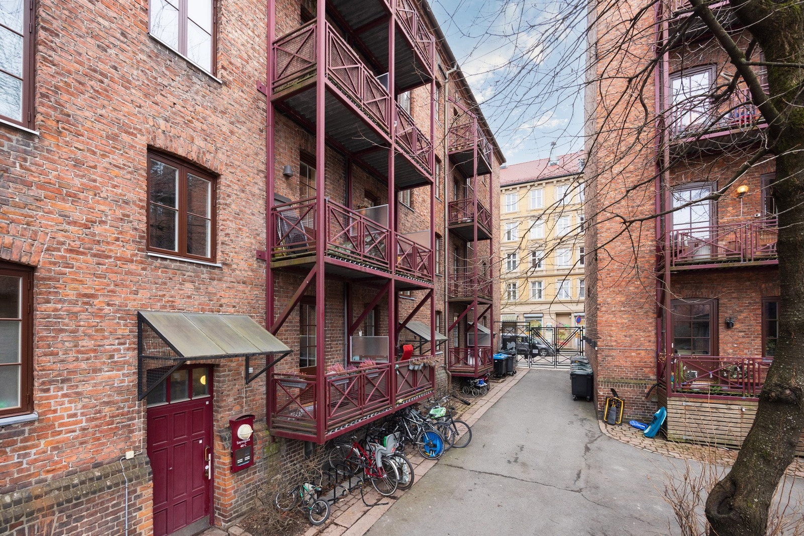 En kort spasertur unna ligger Tøyen Torg med en rekke fasiliteter, herunder matbutikk, bibliotek, gjenbruksbutikker, bar og restauranter med mer! Galleribilde