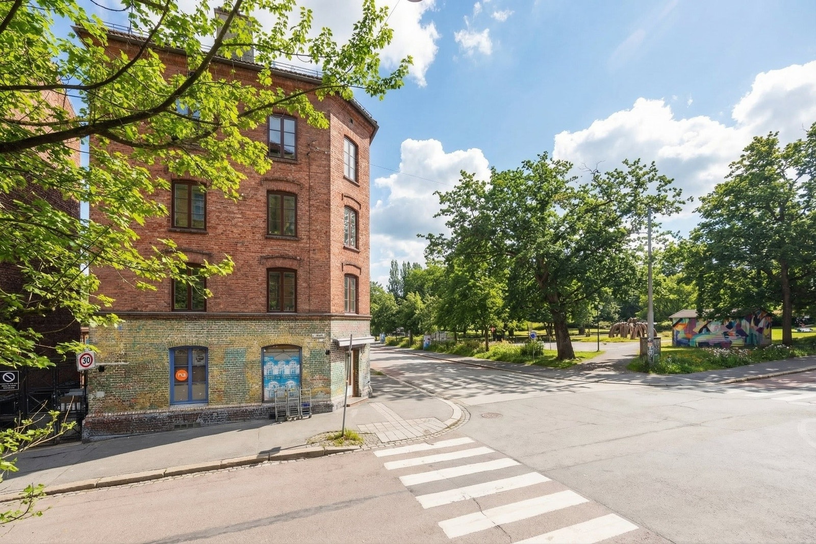 Like utenfor bygget ligger Snippenparken med lekeapparater for de små og sittebenker for de voksne. Ved siden av parken finner du vakre Botaniske Hage, som i praksis fungerer som en forlengelse av borettslagets bakgård. Galleribilde