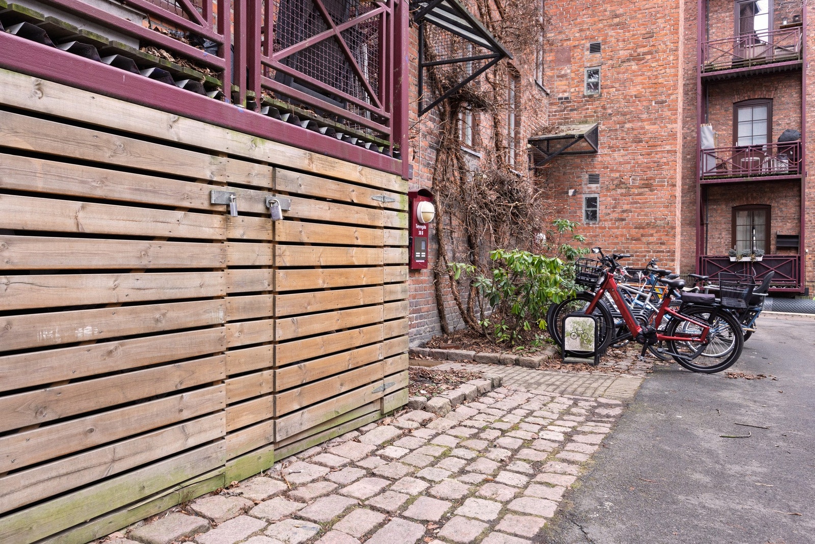 I bakgården har du felles sykkelparkering og uteboder for barnevognparkering. Galleribilde