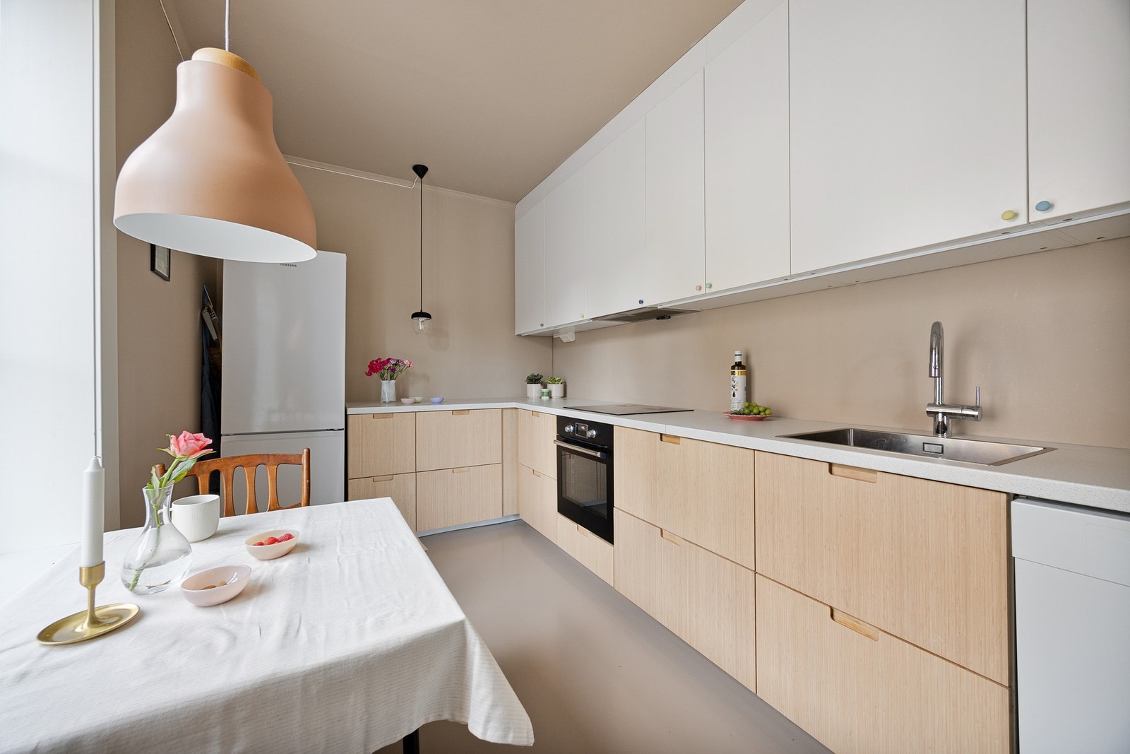 Hvitevarer på kjøkken medfølger handelen. Galleribilde