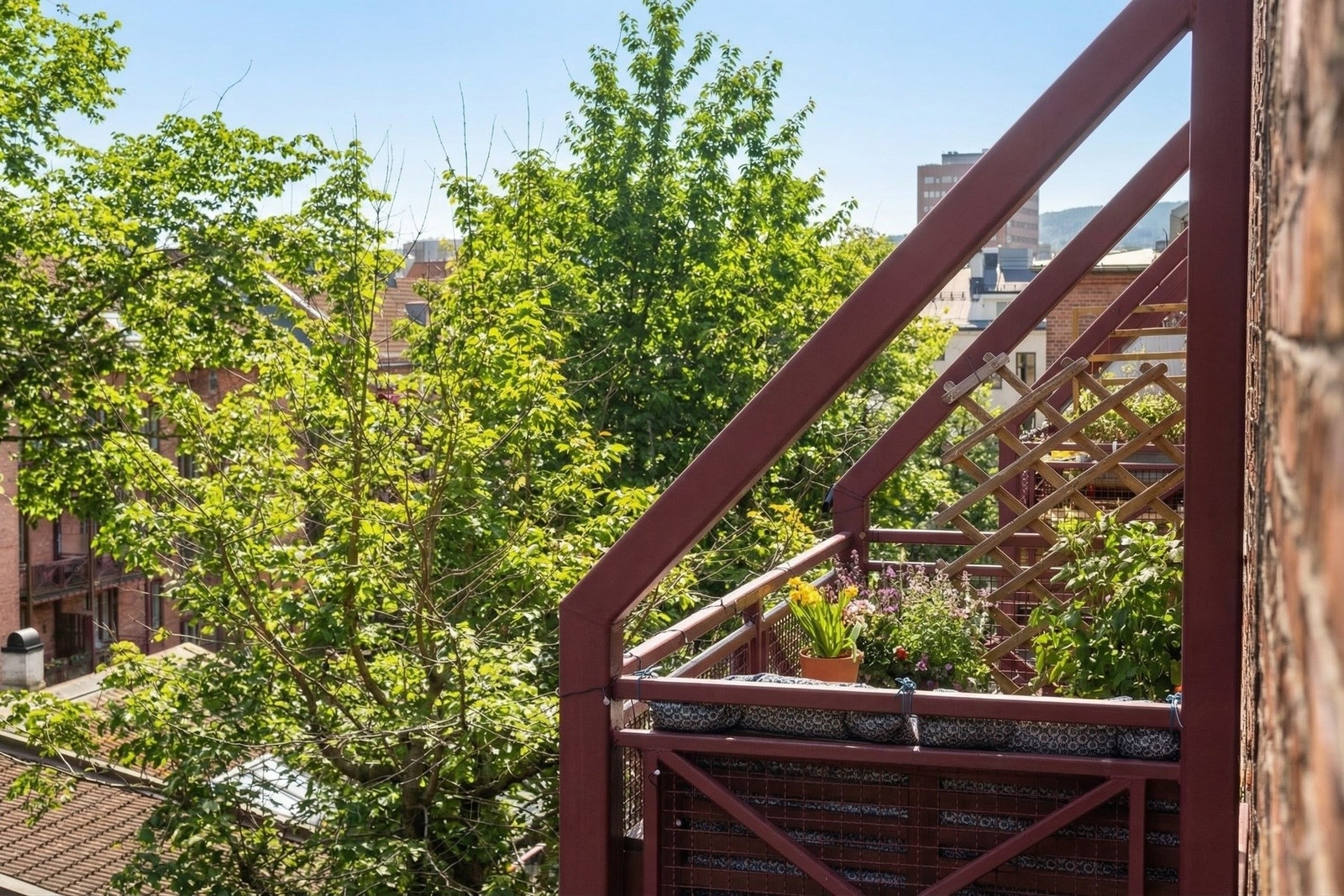 I nærområdet finnes gode muligheter for beboerparkering med lademuligheter. Galleribilde