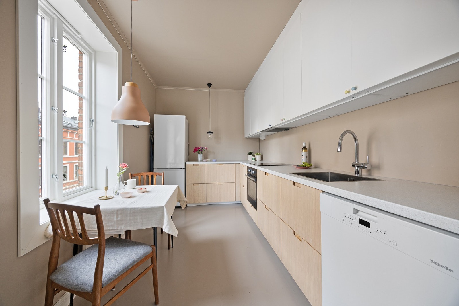 Kjøkkeninnredningen er fra IKEA og ble satt inn i 2022. Benkeplate er ny fra 2023. Galleribilde