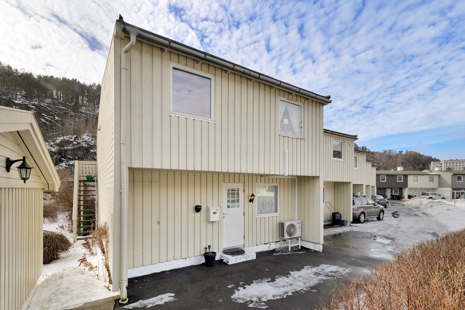 Beliggende innerst når man kjører inn til boligen Galleribilde